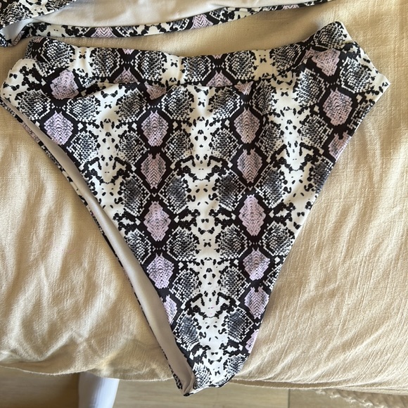 Bikini set. High waisted bottoms Top is adjustable & has removable padding. - Picture 4 of 5